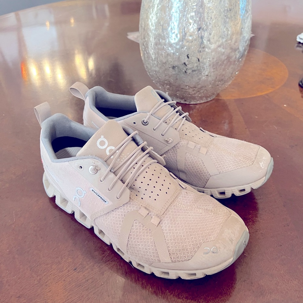 Woman’s 8.5 Waterproof On Clouds (very good used condition)!!